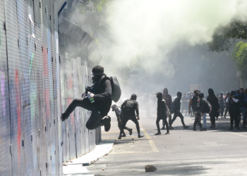 Por protesta, vandalizan comercios y embajada de Estados Unidos en CDMX