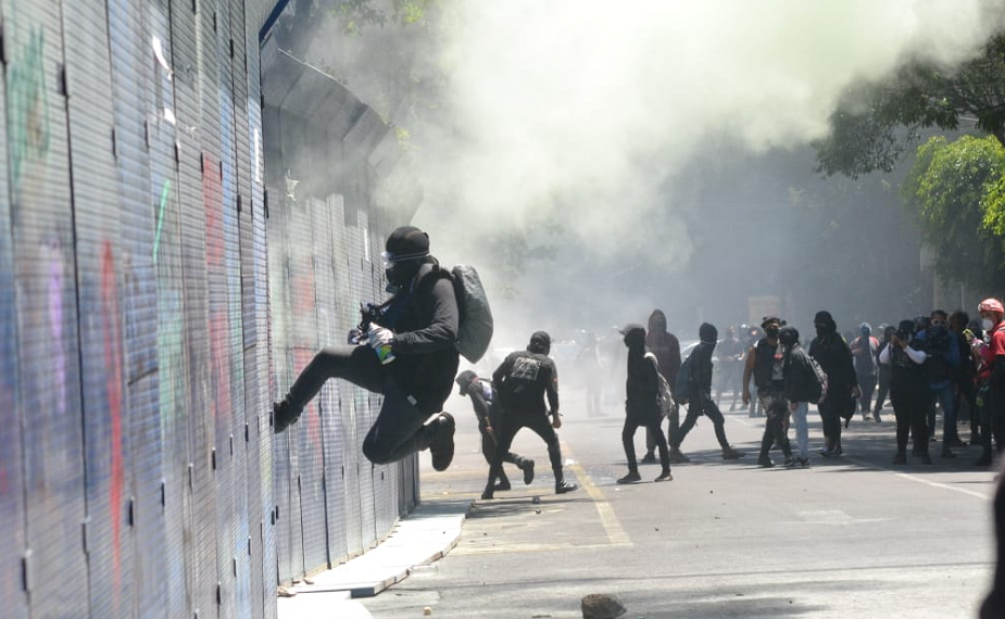Por protesta, vandalizan comercios y embajada de Estados Unidos en CDMX