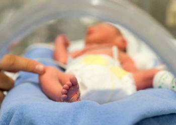 85 bebés dan positivo por covid en el condado de Nueces, en Texas