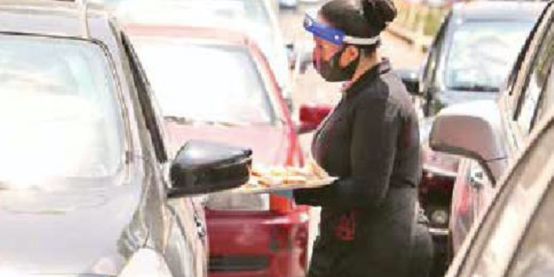 Meseros salen a vender, hay poca gente en restaurantes