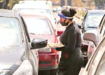 Meseros salen a vender, hay poca gente en restaurantes