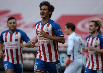 Chivas avanza a semifinales de la mano de Macías y Angulo