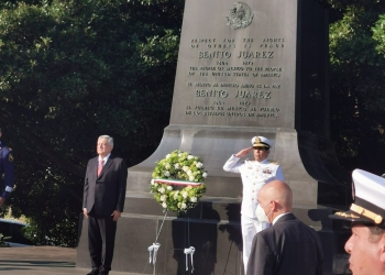 López Obrador deposita ofrendas en estatuas de Abraham Lincoln y Benito Juárez