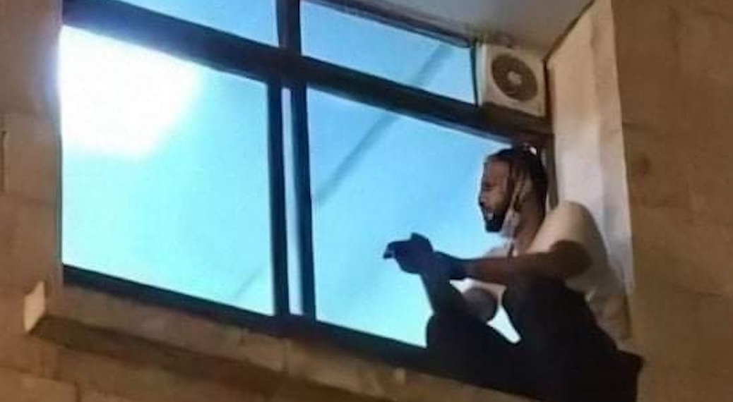 Joven trepó ventana de hospital para ver a su madre antes de morir por COVID-19