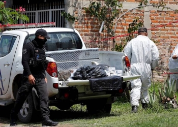 Localizan 23 cuerpos y restos humanos en fosa clandestina de Jalisco