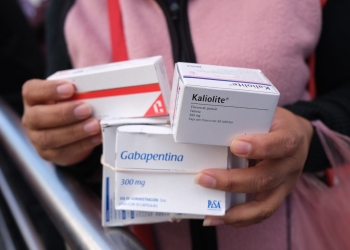 Padres de niños con cáncer esperan solución ante desabasto de medicamentos