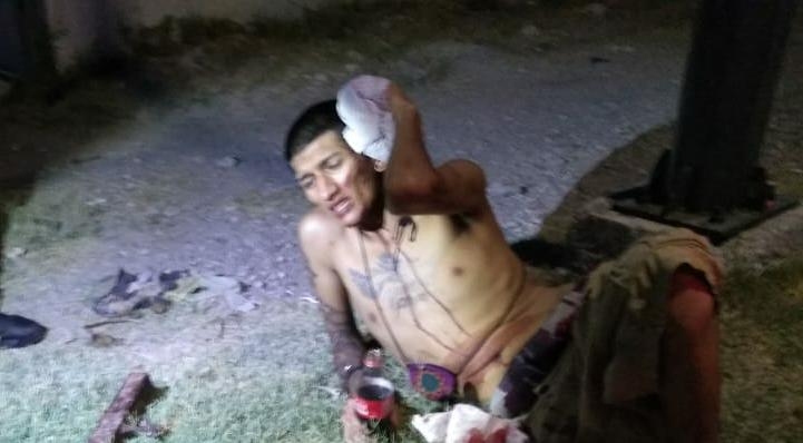 Agreden a joven con un tubo