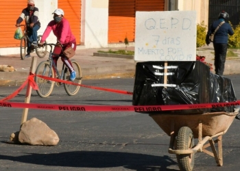 Familia deja ataúd de familiar con Covid-19 en medio de la calle; piden apoyo