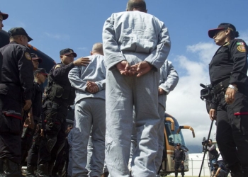 Detectan brote de COVID-19 en tres penales de Nuevo Léon