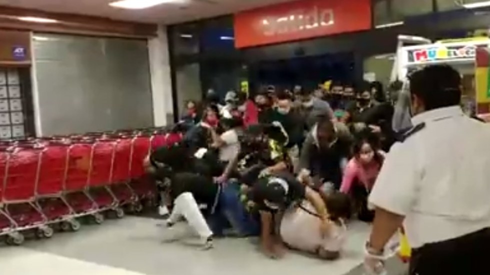 Ofertas causan estampida en supermercado de Chilpancingo; lo clausuran