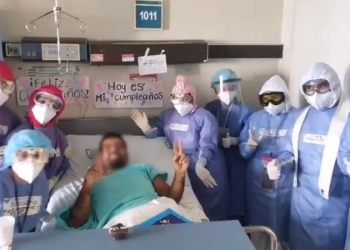 Médicos del IMSS festejan cumpleaños de paciente con COVID-19