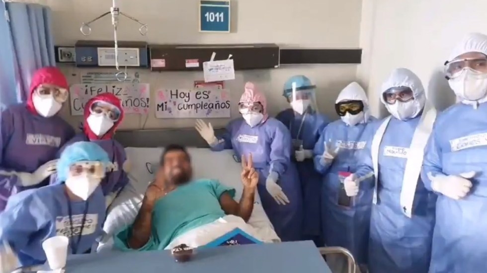 Médicos del IMSS festejan cumpleaños de paciente con COVID-19