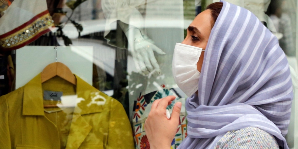 Irán obliga al uso de cubrebocas ante aumento de casos de COVID-19