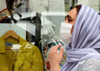 Irán obliga al uso de cubrebocas ante aumento de casos de COVID-19