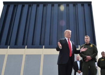 Trump critica un muro construido por sus simpatizantes en la frontera con México