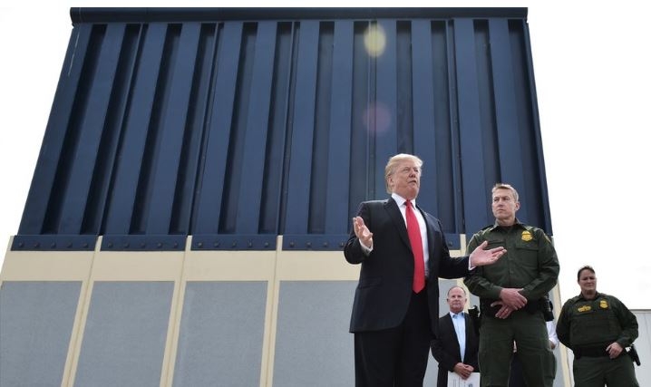 Trump critica un muro construido por sus simpatizantes en la frontera con México