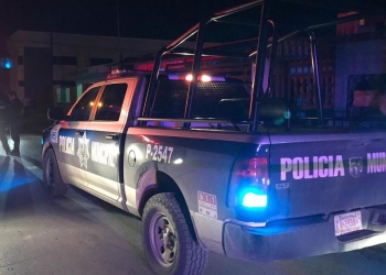 Tráiler cargado con ceniza vuelca sobre la 57