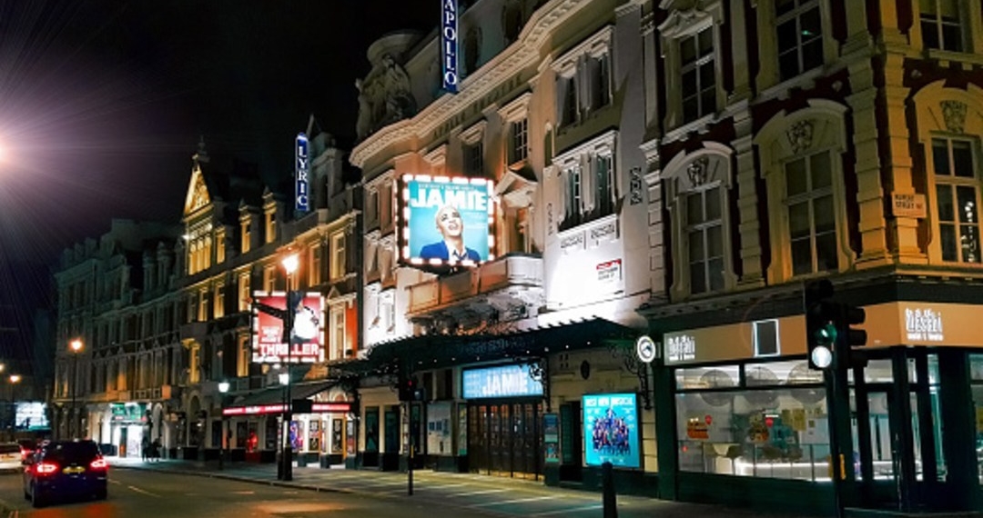 Inglaterra reabre teatros y albercas al aire libre