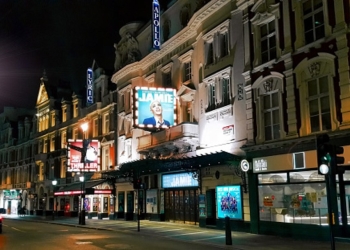 Inglaterra reabre teatros y albercas al aire libre