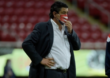 Luis Fernando Tena, técnico de Chivas, dio positivo por coronavirus