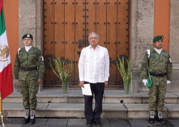AMLO jura a familiares de víctimas de COVID-19 cumplir 10 compromisos
