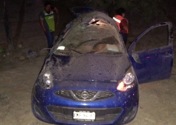 Muere mujer en volcadura