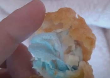 Niña encuentra pedazos de cubrebocas en nuggets, casi se ahoga