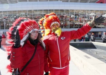 Campeones de la NFL prohíben usar penachos en su estadio