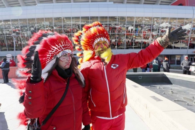 Campeones de la NFL prohíben usar penachos en su estadio
