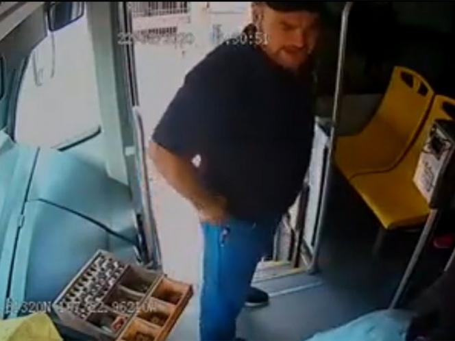 Graban a policía que golpea a chofer de transporte público