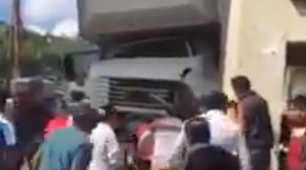 Camión del IMSS se queda sin frenos y arrolla vehículos en Chiapas