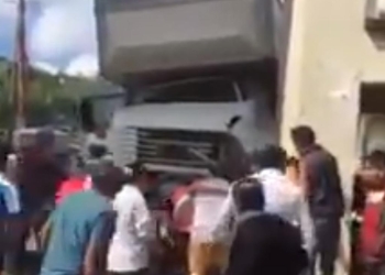 Camión del IMSS se queda sin frenos y arrolla vehículos en Chiapas