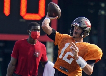 Brady luce en primera práctica con Buccaneers
