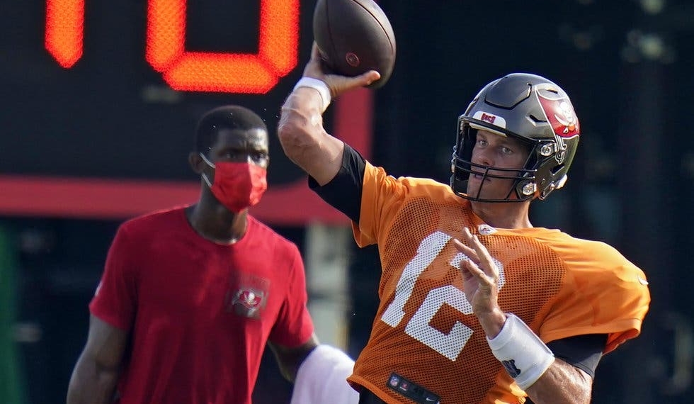 Brady luce en primera práctica con Buccaneers