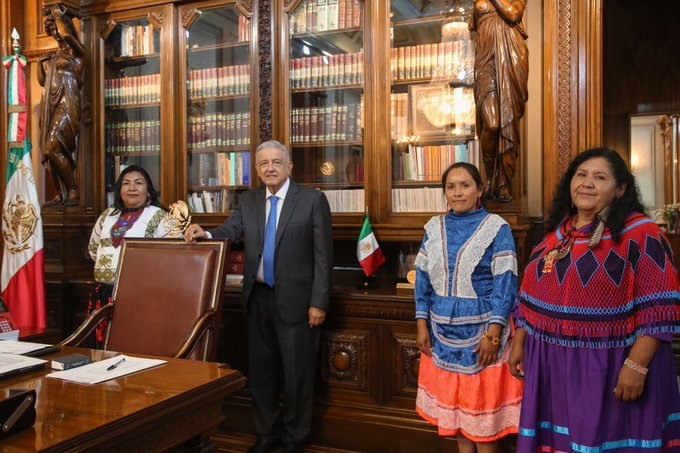 AMLO presenta terna de mujeres indígenas para dirigir el Conapred