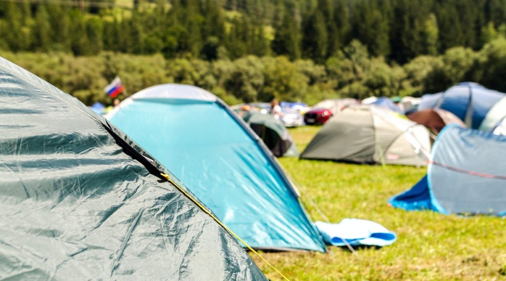 Reportan 260 contagios de Covid-19 en campamento de verano en EU