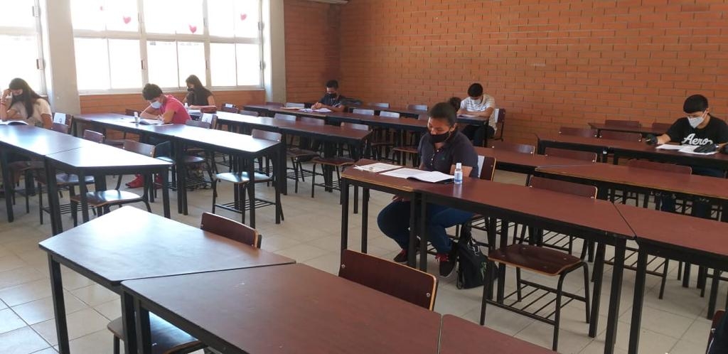 Presentan examen de admisión en el CECyTEC