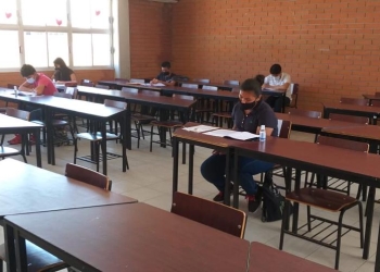 Presentan examen de admisión en el CECyTEC