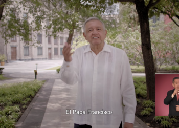 INE pide a AMLO bajar promocional del Informe por hablar del papa
