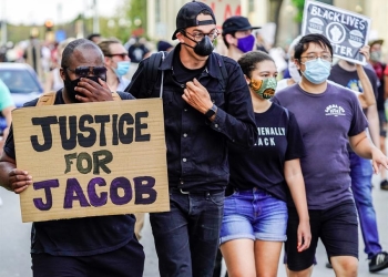 Le retiran esposas a Jacob Blake, afroamericano baleado por policías en EU