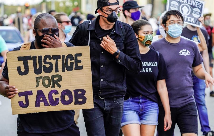 Le retiran esposas a Jacob Blake, afroamericano baleado por policías en EU