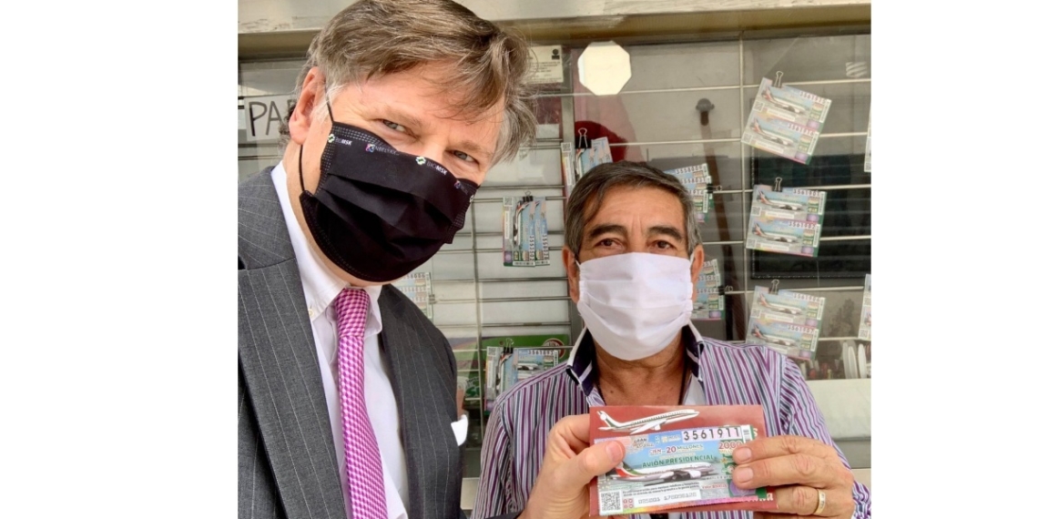 Embajador de EU compra cachito para rifa del avión y se pregunta ‘cómo gastar 20 mdp’