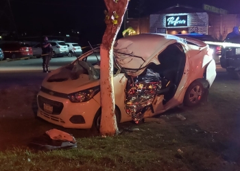 Estable mujer que quedó prensada en choque