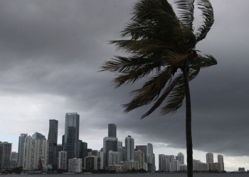 Aprueban declaración de emergencia para condados de Florida ante llegada de huracán Isaías