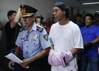 Ronaldinho es acusado por hacer fiestas en su hotel