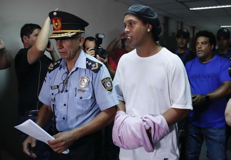 Ronaldinho es acusado por hacer fiestas en su hotel
