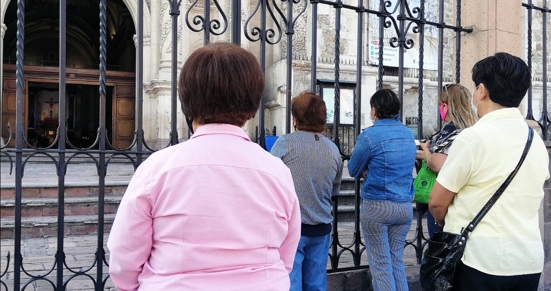 Un día del Santo Cristo con la fe tras la puerta