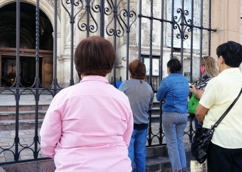 Un día del Santo Cristo  con la fe tras la puerta