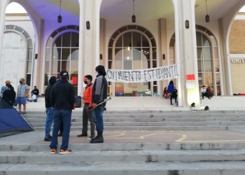 Toman Rectoría  y pernoctan ahí