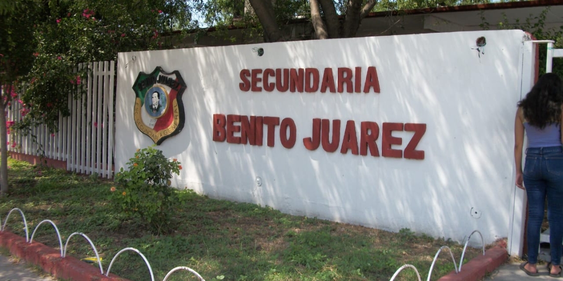 Secundaria Benito Juárez entrega libros de texto ante inicio de ciclo escolar